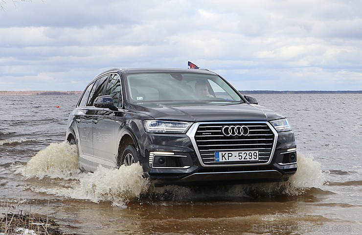 Travelnews.lv redakcija ar jauno un jaudīgo «Audi Q7 e-tron» apceļo Vidzemi 197228