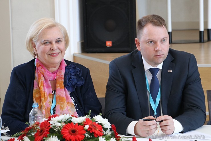 Latgalieši Latgolys symtgadis kongresā spriež par sava novada nākotni, kas notika 5.un 6.maijā Rēzeknē Latgalieši Latgolys symtgadis kongresā spriež par sava novada nākotni, kas notika 5.un 6.maijā Rēzeknē 197316