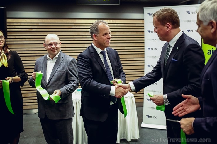 Svinīgā gaisotnē aizlidojis pirmais «AirBaltic» reiss uz Liepāju 197615