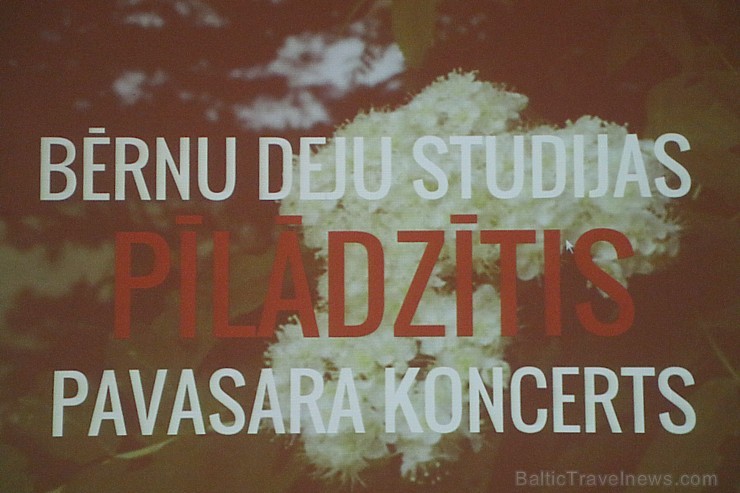 Ogres bērnu un jauniešu deju studija «Pīlādzītis» dejo pavasara koncertā 197935