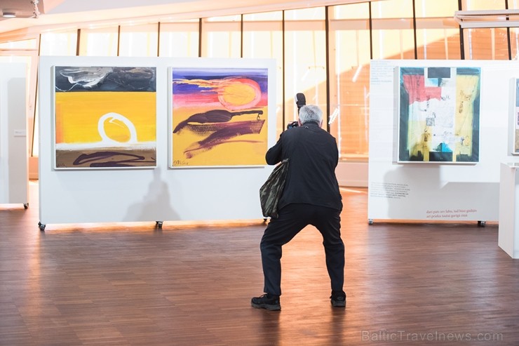 Liepājas koncertzālē «Lielais dzintars» atklāta latviešu gleznotājas Džemmas Skulmes personālizstāde «Krāsas garša» Liepājas koncertzālē «Lielais dzintars» atklāta latviešu gleznotājas Džemmas Skulmes personālizstāde «Krāsas garša» 198615