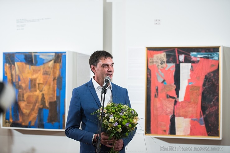 Liepājas koncertzālē «Lielais dzintars» atklāta latviešu gleznotājas Džemmas Skulmes personālizstāde «Krāsas garša» Liepājas koncertzālē «Lielais dzintars» atklāta latviešu gleznotājas Džemmas Skulmes personālizstāde «Krāsas garša» 198630