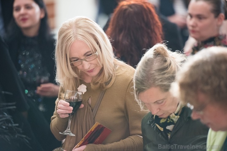 Liepājas koncertzālē «Lielais dzintars» atklāta latviešu gleznotājas Džemmas Skulmes personālizstāde «Krāsas garša» Liepājas koncertzālē «Lielais dzintars» atklāta latviešu gleznotājas Džemmas Skulmes personālizstāde «Krāsas garša» 198643