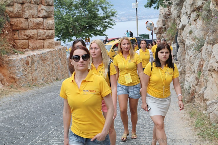 «Novatours Summer Breeze» dalībnieki apceļo Turcijas kūrortu Alanja 198969