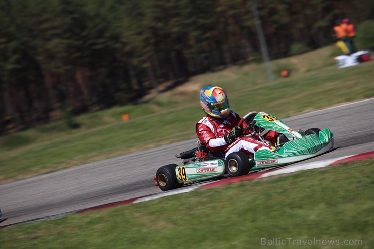 Rīgā «Rotax Nordic Challenge» spēkus mērījuši sporta kartingi 199235