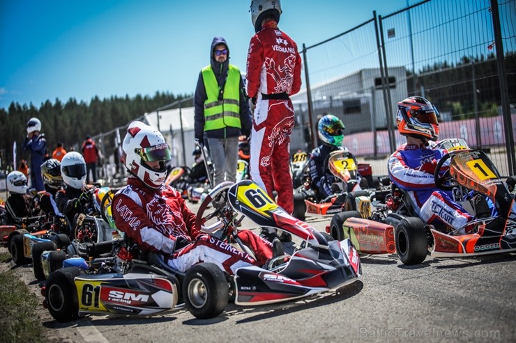 Rīgā «Rotax Nordic Challenge» spēkus mērījuši sporta kartingi 199255