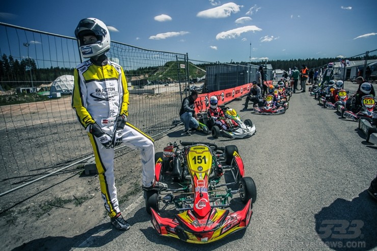 Rīgā «Rotax Nordic Challenge» spēkus mērījuši sporta kartingi 199264