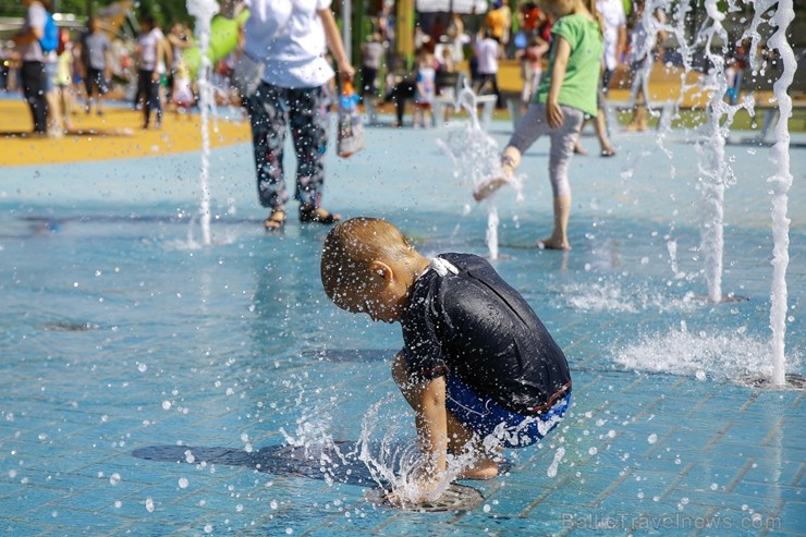 Ar ziepju burbuļu salūtu Rīgā atklāj Centra sporta kvartāla rotaļu laukumu 200123