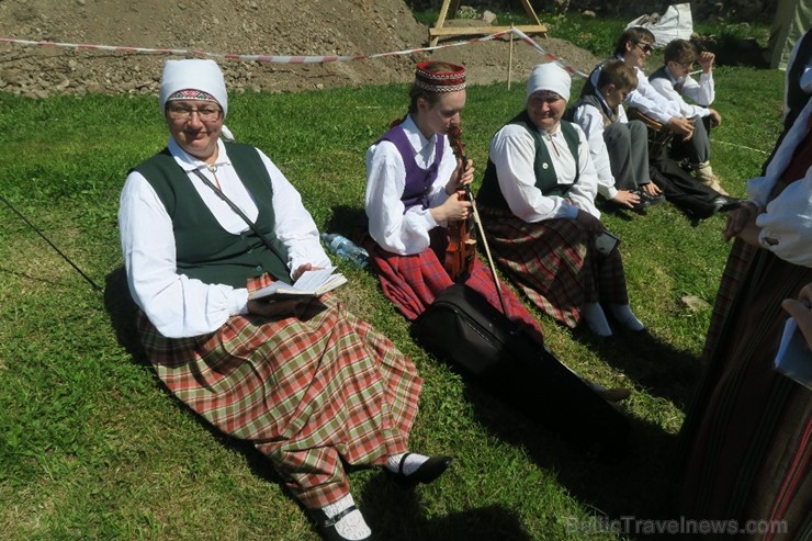 Ludzas pils kalnu pieskandina Lielais Latgaļu tirgus 200356