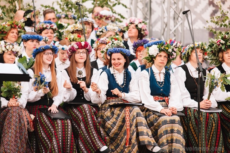 Dobelē lustīgai līgošanai līdzās aizvadīts dižkoncerts «Līgojam Dobelē» 200588