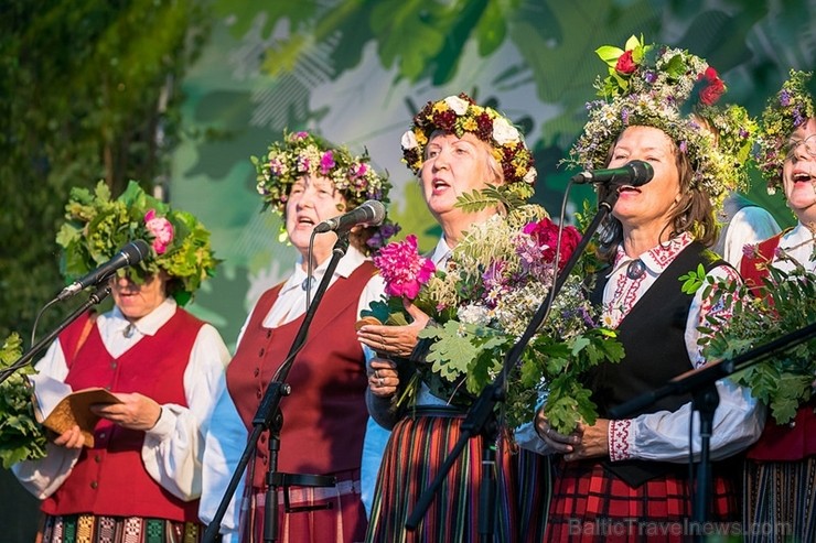 Jūrmalā  ar plašu svētku programmu un skaistiem skatiem aizvadīta Līgo nakts 200947