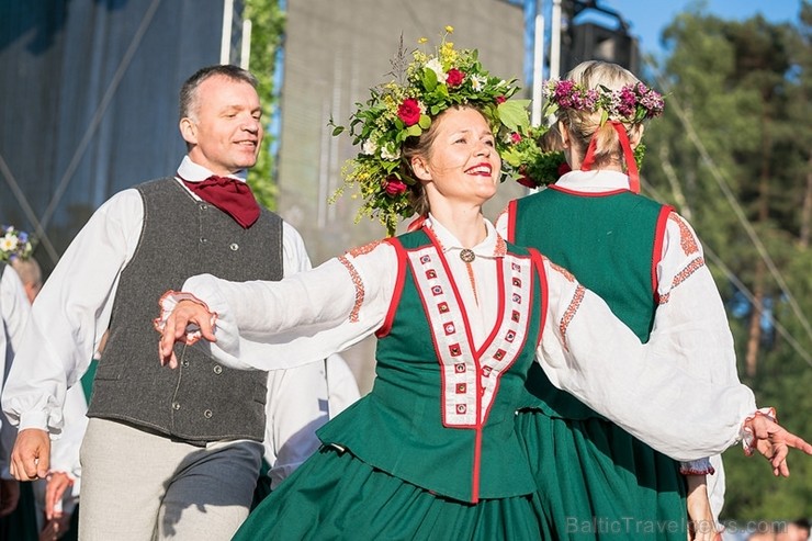 Jūrmalā  ar plašu svētku programmu un skaistiem skatiem aizvadīta Līgo nakts 200955