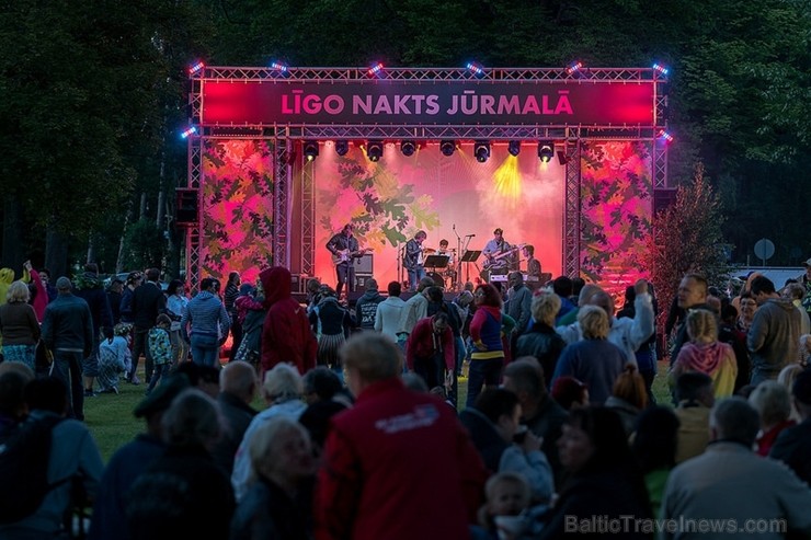 Jūrmalā  ar plašu svētku programmu un skaistiem skatiem aizvadīta Līgo nakts 200964