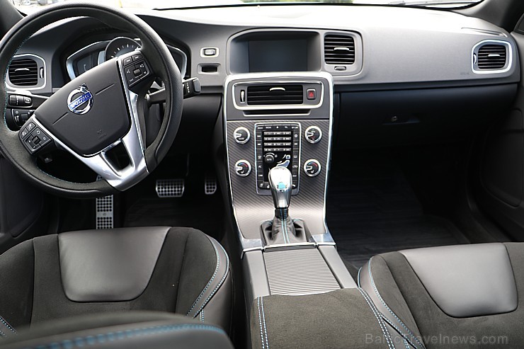 Travelnews.lv ceļo uz Jaunpili ar jauno un jaudīgo Volvo S60 Polestar 201060