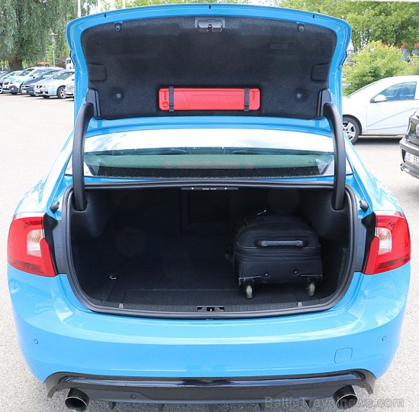 Travelnews.lv ceļo uz Jaunpili ar jauno un jaudīgo Volvo S60 Polestar 201073