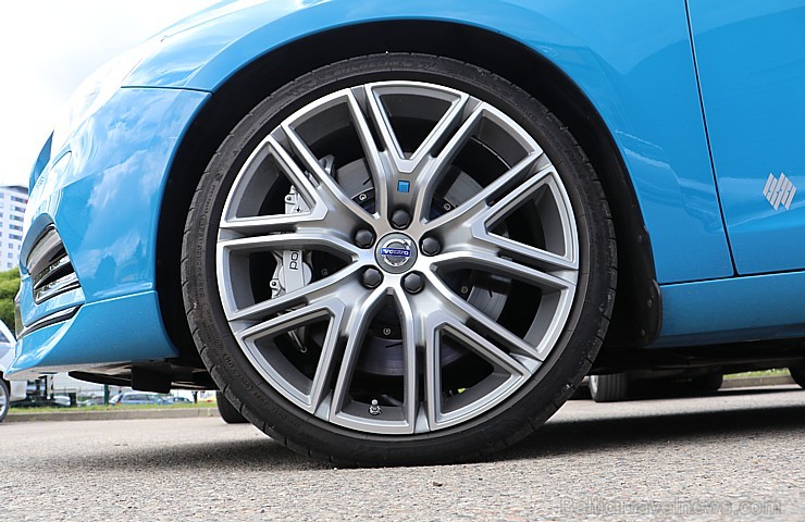 Travelnews.lv ceļo uz Jaunpili ar jauno un jaudīgo Volvo S60 Polestar 201074
