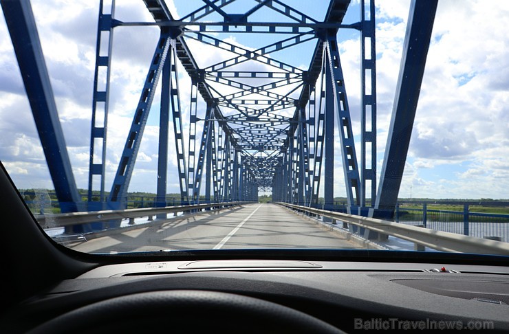 Travelnews.lv ceļo uz Jaunpili ar jauno un jaudīgo Volvo S60 Polestar 201076