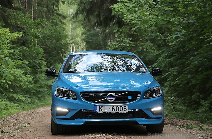 Travelnews.lv ceļo uz Jaunpili ar jauno un jaudīgo Volvo S60 Polestar 201077