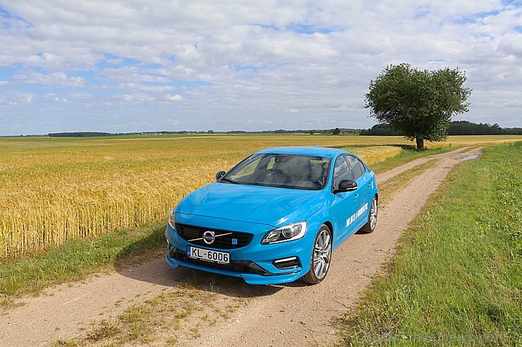 Travelnews.lv ceļo uz Jaunpili ar jauno un jaudīgo Volvo S60 Polestar 201078
