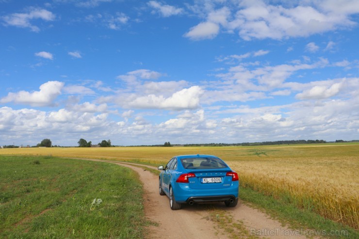 Travelnews.lv ceļo uz Jaunpili ar jauno un jaudīgo Volvo S60 Polestar 201080