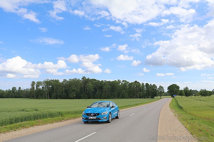 Travelnews.lv ceļo uz Jaunpili ar jauno un jaudīgo Volvo S60 Polestar 201085