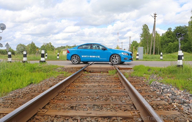 Travelnews.lv ceļo uz Jaunpili ar jauno un jaudīgo Volvo S60 Polestar 201088
