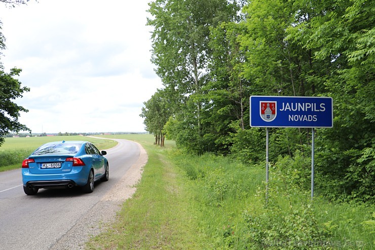 Travelnews.lv ceļo uz Jaunpili ar jauno un jaudīgo Volvo S60 Polestar 201091