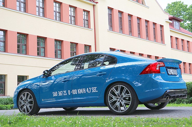 Travelnews.lv ceļo uz Jaunpili ar jauno un jaudīgo Volvo S60 Polestar 201093