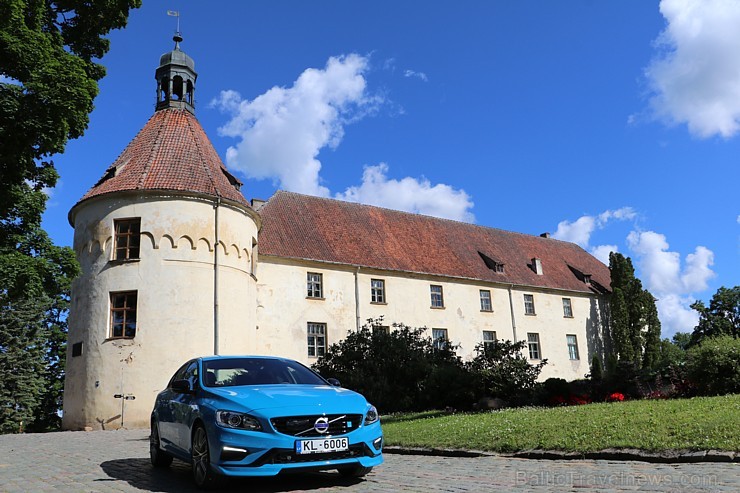 Travelnews.lv ceļo uz Jaunpili ar jauno un jaudīgo Volvo S60 Polestar 201095