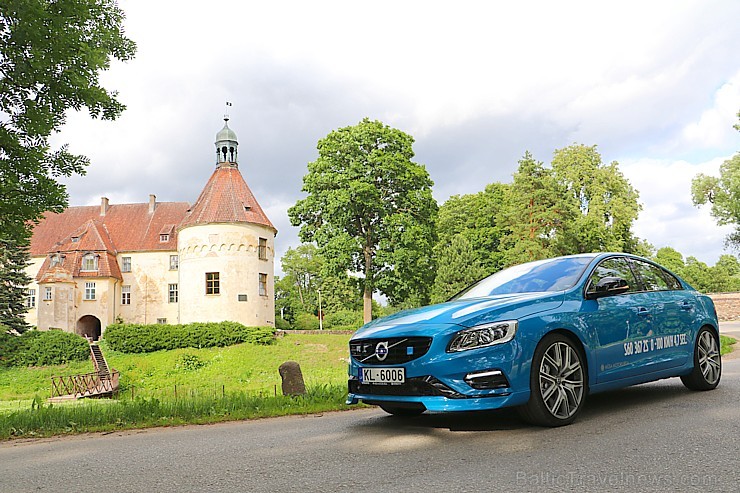 Travelnews.lv ceļo uz Jaunpili ar jauno un jaudīgo Volvo S60 Polestar 201098