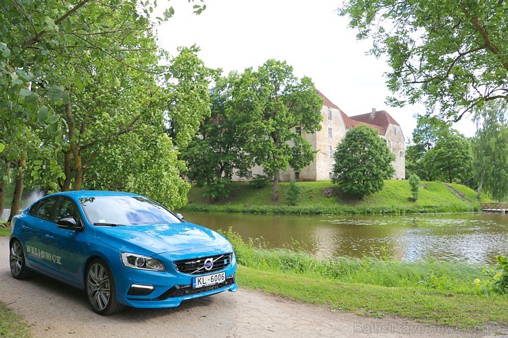 Travelnews.lv ceļo uz Jaunpili ar jauno un jaudīgo Volvo S60 Polestar 201103