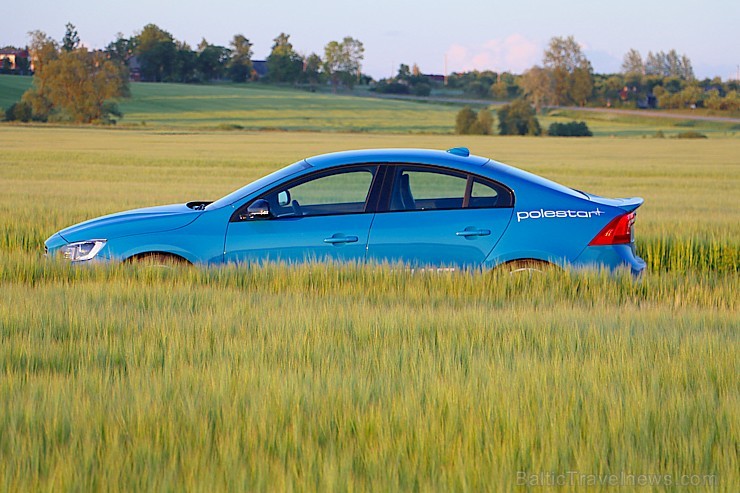 Travelnews.lv ceļo uz Jaunpili ar jauno un jaudīgo Volvo S60 Polestar 201120