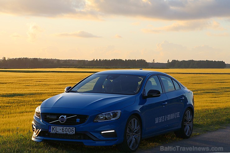 Travelnews.lv ceļo uz Jaunpili ar jauno un jaudīgo Volvo S60 Polestar 201122