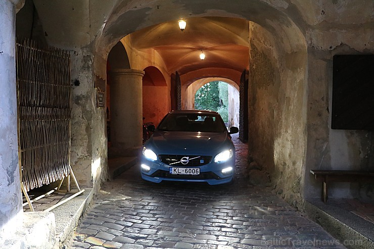 Travelnews.lv ceļo uz Jaunpili ar jauno un jaudīgo Volvo S60 Polestar 201127