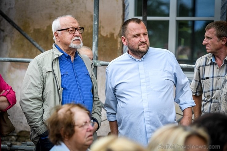 Atdzimstošajā Bārbeles skolā ar Renāru Kauperu un Valteru aizvadīts sirsnīgs labdarības koncerts «Uzcel savu skolu!» Atdzimstošajā Bārbeles skolā ar Renāru Kauperu un Valteru aizvadīts sirsnīgs labdarības koncerts «Uzcel savu skolu!» 202047