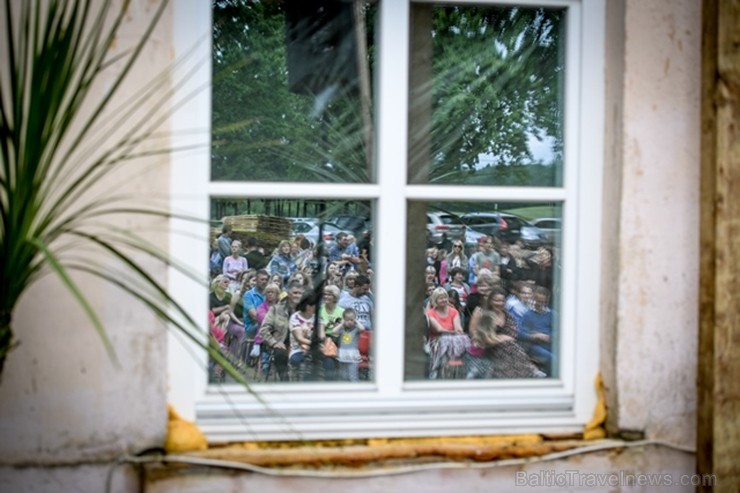 Atdzimstošajā Bārbeles skolā ar Renāru Kauperu un Valteru aizvadīts sirsnīgs labdarības koncerts «Uzcel savu skolu!» Atdzimstošajā Bārbeles skolā ar Renāru Kauperu un Valteru aizvadīts sirsnīgs labdarības koncerts «Uzcel savu skolu!» 202052