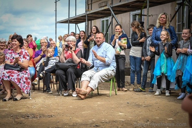 Atdzimstošajā Bārbeles skolā ar Renāru Kauperu un Valteru aizvadīts sirsnīgs labdarības koncerts «Uzcel savu skolu!» Atdzimstošajā Bārbeles skolā ar Renāru Kauperu un Valteru aizvadīts sirsnīgs labdarības koncerts «Uzcel savu skolu!» 202055