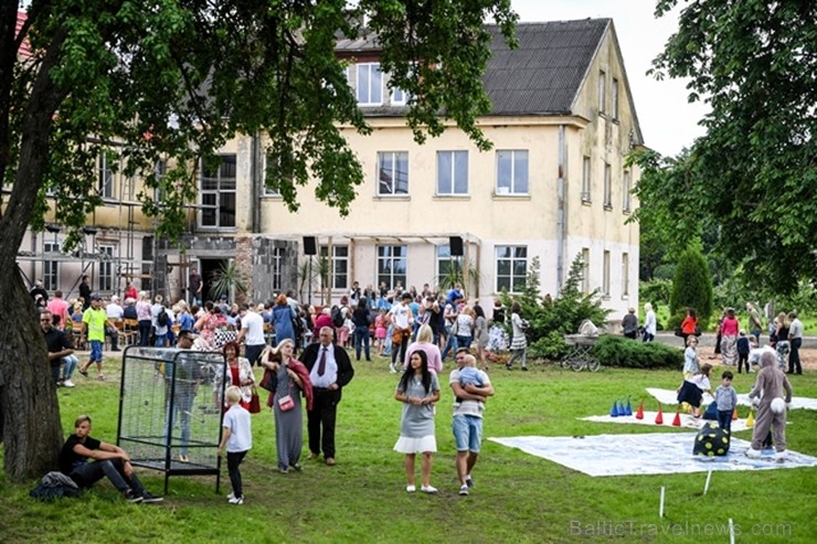 Atdzimstošajā Bārbeles skolā ar Renāru Kauperu un Valteru aizvadīts sirsnīgs labdarības koncerts «Uzcel savu skolu!» Atdzimstošajā Bārbeles skolā ar Renāru Kauperu un Valteru aizvadīts sirsnīgs labdarības koncerts «Uzcel savu skolu!» 202060