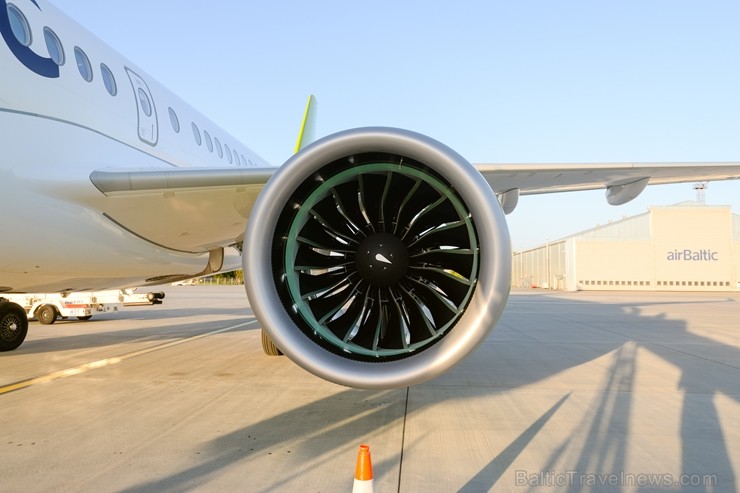 Lidosta «Rīga» un «Airbaltic» medijiem atrāda savu infrastruktūru un gaisa floti 202197