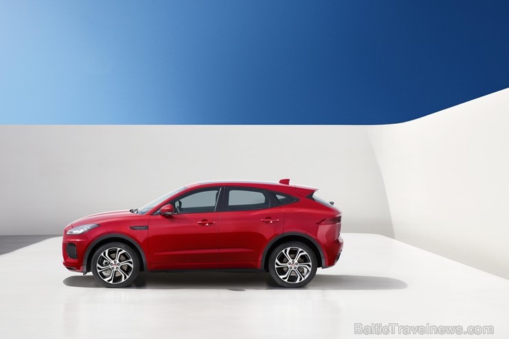 Prezentēts jaunākais Jaguar modelis «E-PACE» 202284