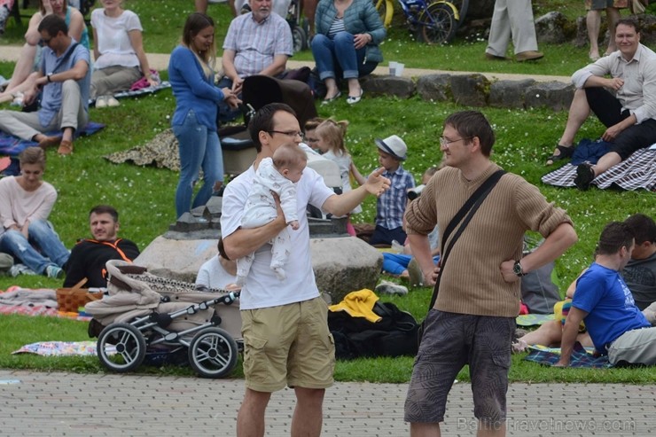 Siguldā ar «Baltā vilka trio» izskan kārtējās muzikālās brokastis - šoreiz īpaši mazākajiem veltītas Siguldā ar «Baltā vilka trio» izskan kārtējās muzikālās brokastis - šoreiz īpaši mazākajiem veltītas 202423