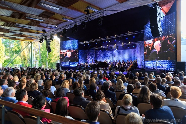 Jūrmalā  ar Raimondu Paulu un Kseniju Sidorovu atklāts trešais Jūrmalas festivāls 202440