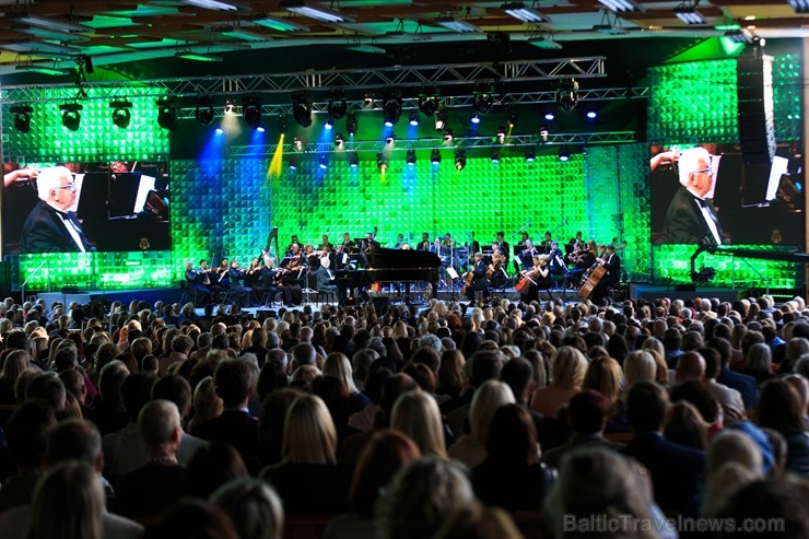 Jūrmalā  ar Raimondu Paulu un Kseniju Sidorovu atklāts trešais Jūrmalas festivāls 202448