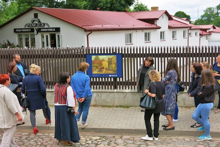 Talsos  atklāta Latvijā nebijusi izstāde - māksla uzzied Talsu ielās 202504