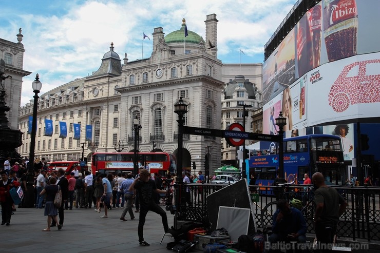 Latviešu tūristi viesojas vasarīgajā Londonā 202769