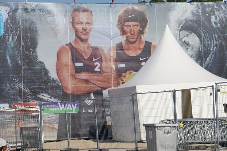 Jūrmalas atpūtnieki un viesi pludmalē ķer pēdējās siltās augusta dienas 204897