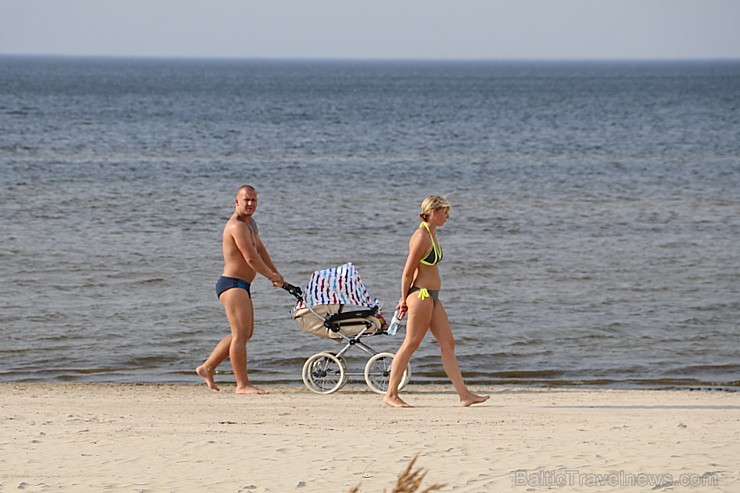 Jūrmalas atpūtnieki un viesi pludmalē ķer pēdējās siltās augusta dienas 204907