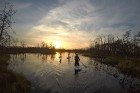Travelnews.lv izbauda SUP saulrieta piedzīvojumu Cenas tīrelī