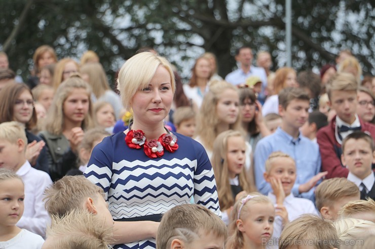 Ikšķiles vidusskolā ienāk 1.septembra svinības gandrīz ar 1000 skolēniem 205886
