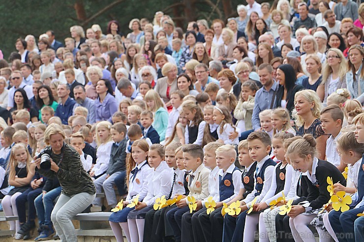 Ikšķiles vidusskolā ienāk 1.septembra svinības gandrīz ar 1000 skolēniem 205889